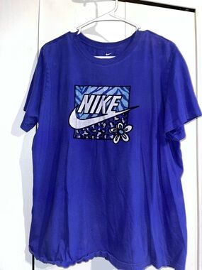 Nike The Nike Tee Short Sleeve T-Shirt in Royal Blue with White Logo